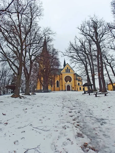 Церковь Вершине Холма Зимой — стоковое фото