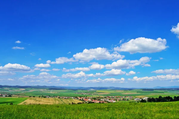 Tájkép Mezőkkel Faluval — Stock Fotó