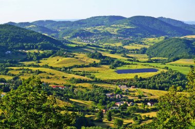 Slovakya 'daki köy ve güneş panelleriyle manzara