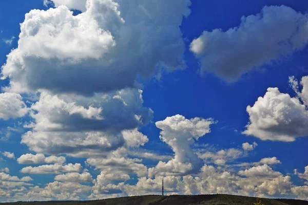 Hügel Mit Kommunikationsturm Und Wolken — Stockfoto