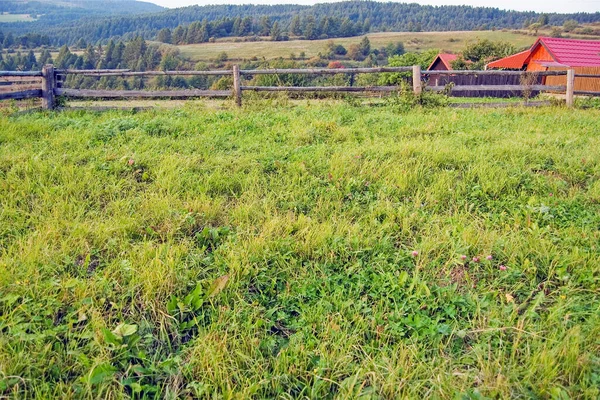 Casa Aldeia Com Campo Grama — Fotografia de Stock