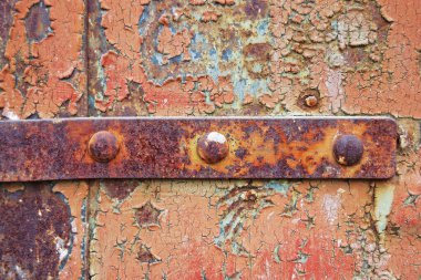 Eski paslı metal kapı.