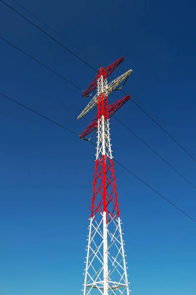 Ülkede Yüksek Voltaj Güç Hatları — Stok fotoğraf