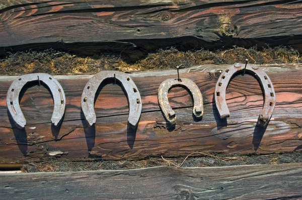 Dorfblockhaus Mit Hufeisen — Stockfoto