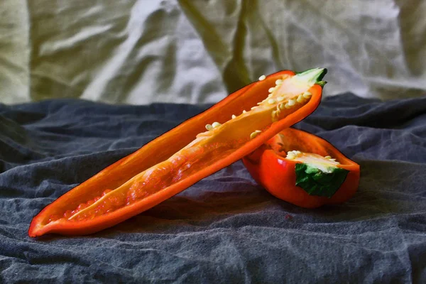 Natürmort - bahar kırmızı biber masada