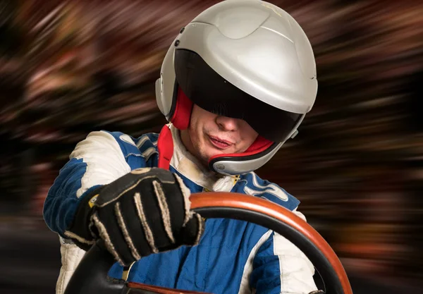 Autocoureur in de helm tijdens het rijden. — Stockfoto