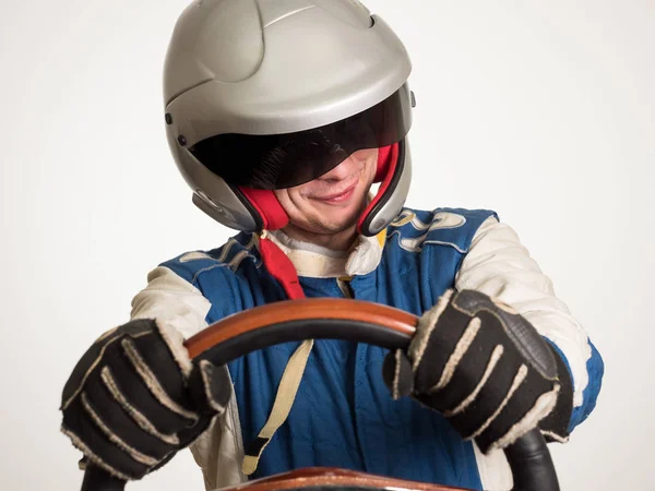 Piloto de carro de corrida no capacete enquanto dirige. Em um fundo branco — Fotografia de Stock