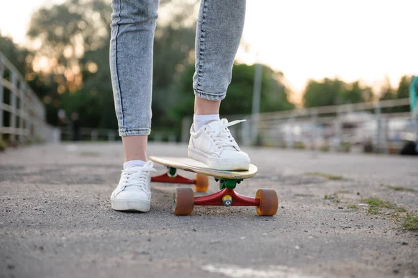 Dziewczyna z Longboard ubrany w buty trampki w stylu miejskim — Zdjęcie stockowe