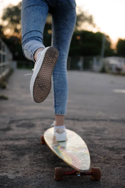 Dziewczyna z Longboard ubrany w buty trampki w stylu miejskim — Zdjęcie stockowe