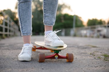 Urban tarzında uzun tahta giyen Sneakers ayakkabı ile kız