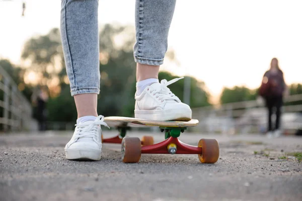 Girl with longboard wearing sneakers shoes in urban style — Stock Photo, Image