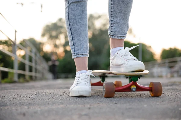 Dziewczyna z Longboard ubrany w buty trampki w stylu miejskim — Zdjęcie stockowe