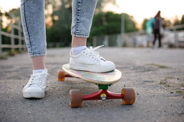 Dziewczyna z Longboard ubrany w buty trampki w stylu miejskim — Zdjęcie stockowe