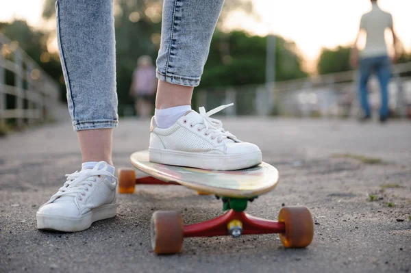 Dziewczyna z Longboard ubrany w buty trampki w stylu miejskim — Zdjęcie stockowe