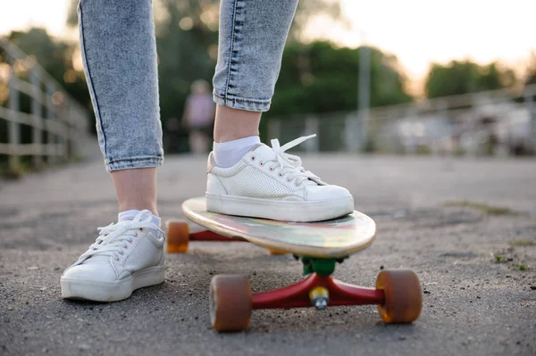 Dziewczyna z Longboard ubrany w buty trampki w stylu miejskim — Zdjęcie stockowe