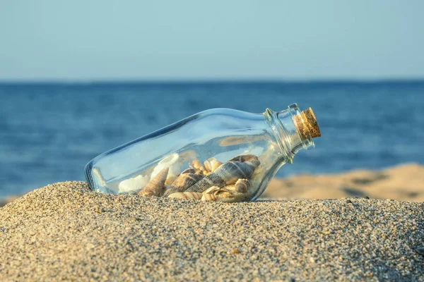 Estate Concetto Spiaggia Sabbiosa Con Conchiglia Bottiglia — Foto Stock