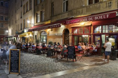 Lyon, Fransa - 21 Ağustos 2018: Bouchon-Lyon Lyon ve bölgenin özel yemek yediğin geleneksel yerel restoran. Fransa'nın Lyon kentinde 30 Bouchons vardır.