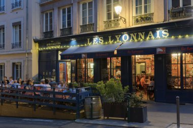 Lyon, Fransa - 21 Ağustos 2018: Bouchon-Lyon Lyon ve bölgenin özel yemek yediğin geleneksel yerel restoran. Fransa'nın Lyon kentinde 30 Bouchons vardır.