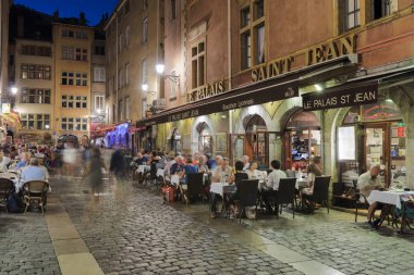 Lyon, Fransa - 21 Ağustos 2018: Bouchon-Lyon Lyon ve bölgenin özel yemek yediğin geleneksel yerel restoran. Fransa'nın Lyon kentinde 30 Bouchons vardır.