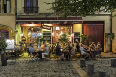 Lyon, Fransa - 21 Ağustos 2018: Bouchon-Lyon Lyon ve bölgenin özel yemek yediğin geleneksel yerel restoran. Fransa'nın Lyon kentinde 30 Bouchons vardır.