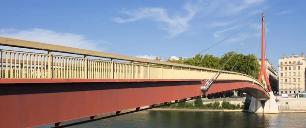 ソーヌ川 リヨン フランスの赤の懸濁液の歩道橋 — ストック写真