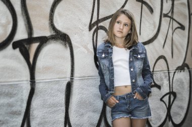 Düşünceli kız 10-11 yaşındaki portresi