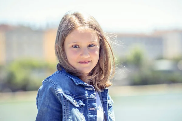 Открытый Портрет Симпатичной Молодой Девушки Лет — стоковое фото