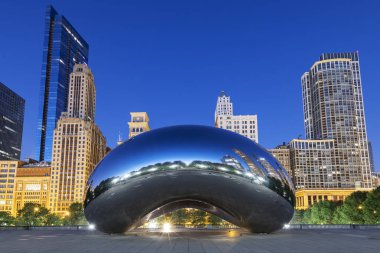 Chicago, Illinois/ABD-Ekim 13 2018: suretinde Cloud Gate veya fasulye 13 Ekim 2018 sabah Millenium Park, Chicago, Illinois