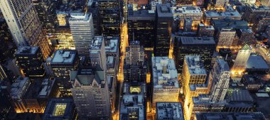 Gece tarafından downtown Chicago havadan görünümü