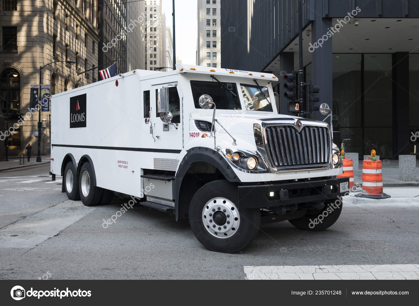 Chicago Usa October 2018 Loomis Armored Money Truck Chicago Usa Stock