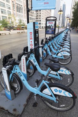 Chicago, Il - 8 Ekim 2018: Işık mavi yarısı Bisiklet satırlarının Chicago müşteriler için hazır stand 