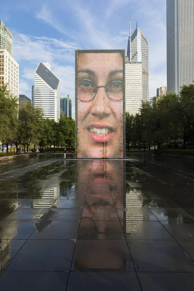 Chicago, IL/ABD - 8 Ekim 2018: Chicago, Illinois - Millennium Park'ta Fontain görüntü taç 
