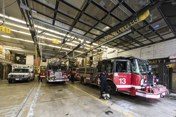美国芝加哥 2018年10月8日 芝加哥地铁消防车坐在芝加哥市中心的一个消防站内 — 图库照片