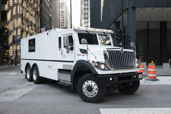 芝加哥 Usa 2018年10月9日 Loomis 装甲货币卡车在芝加哥 Usa 卢米斯是一家现金处理公司 在美国经营 000辆货币车辆 图片仅供参考 — 图库照片