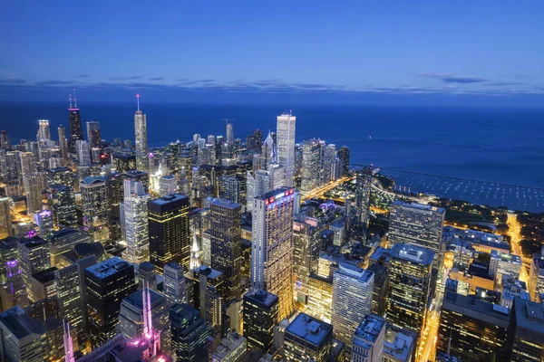 Vista aérea del horizonte de Chicago por la noche — Foto de Stock