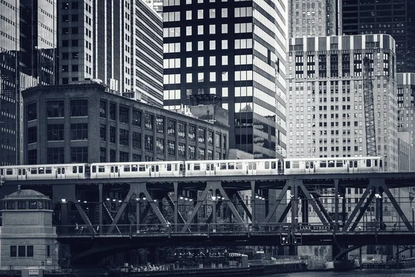 Zwart-wit weergave voor elevated railway train in Chicago, — Stockfoto