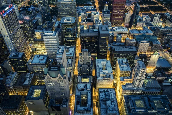 Luchtfoto van Chicago downtown per nacht — Stockfoto