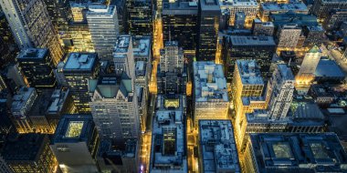 Gece tarafından downtown Chicago havadan görünümü