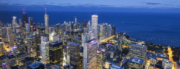 Vista aérea del horizonte de Chicago por la noche — Foto de Stock