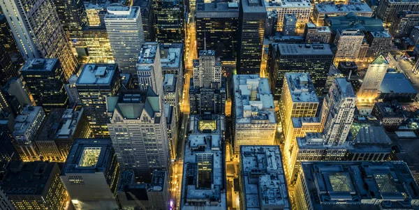 Gece tarafından downtown Chicago havadan görünümü — Stok fotoğraf
