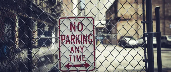 Парковка запрещена в любое время — стоковое фото