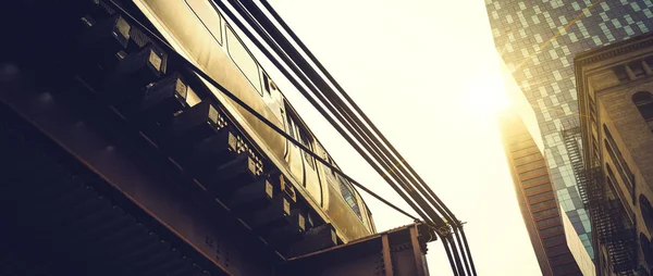 Train, building and sun — Stock Photo, Image