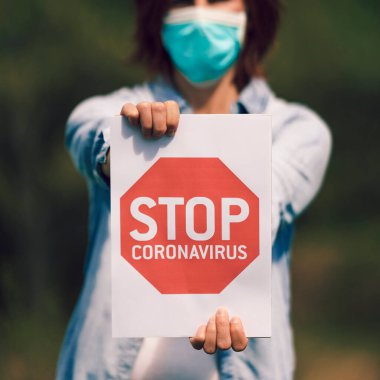 Maskeli güzel bir kadın elinde 