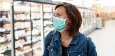 Tıbbi maske alışverişi yapan beyaz kadın manzarası 