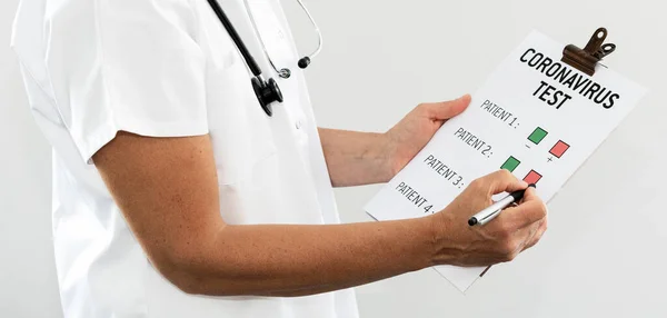 Врач Проверяет Список Пациентов Коронавируса Больнице — стоковое фото