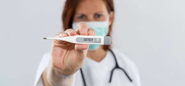 Mulher Médico Segurando Termômetro — Fotografia de Stock