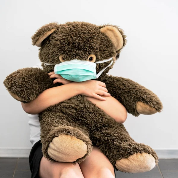 Ragazzo Orsacchiotto Con Maschera Casa — Foto Stock