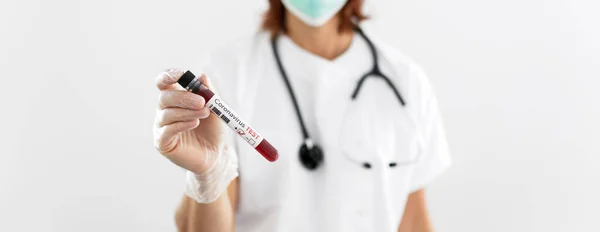 Masque Infirmière Portant Résultat Positif Test Sanguin Pour Nouveau Coronavirus — Photo