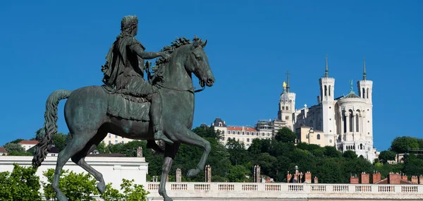 Vista Basílica Nuestra Señora Fourviere Estatua Luis Xiv Lyon Francia Fotos de stock libres de derechos