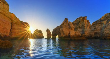 Güneş doğarken Ponta da Piedade, Algarve, Portekiz